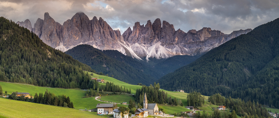 A26：阿爾卑斯山脈6國大環(huán)游15日---德國（博登湖、邁瑙島、新天鵝堡、加米施帕滕基興、鷹巢）、奧地利（哈爾施塔特）、斯洛文尼亞（布萊德湖、文特加峽谷）、意大利（多洛米蒂山脈2晚<密蘇里納湖、富內(nèi)斯山谷、刀背峰、休斯山草甸>、錫爾苗內(nèi)、科莫湖）、法國（勃朗峰、安納西小鎮(zhèn)、依云小鎮(zhèn)）、瑞士（西庸城堡、“夢幻山坡”格林德爾瓦爾德、盧塞恩、蘇黎世） 